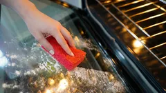Né aceto né bicarbonato: pulisci facilmente il vetro del forno con un rimedio fai-da-te