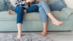 Le persone che siedono con una gamba sotto di sé hanno questi 11 tratti speciali