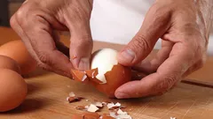 Sgusciare le uova non deve richiedere molto tempo: questo metodo rimuove il guscio all’istante