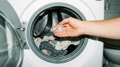 Perché vale la pena mettere dei cubetti di ghiaccio in lavatrice: un trucco domestico efficace