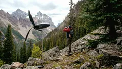 Addio ai pannelli solari: mini turbina eolica da zaino, funziona anche con la pioggia