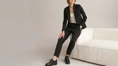 Come abbinare il nero dopo i 50 anni: le regole principali per un look elegante