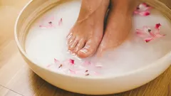 Aggiungilo all’acqua e metti i piedi in ammollo: addio ai talloni secchi e screpolati